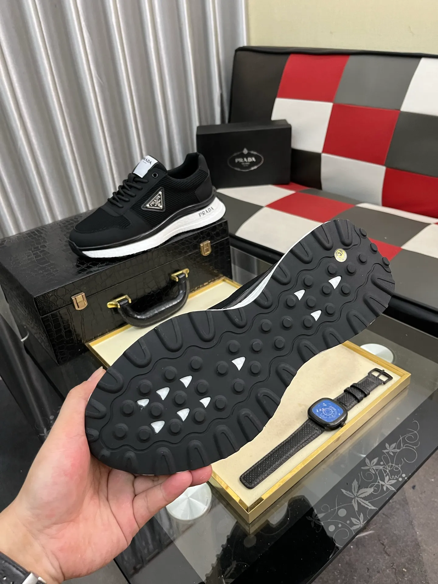 Men's Men's Shoes 💰458⌚️⌚️ Prada/Prada Men's new casual shoes, this sports shoe is made of imported calfskin upper with breathable mesh and breathable mesh lining. The foot pads are made of sheepskin, and the outsole is made of non-slip sports exclusive rubber outsole with logo. It feels good on the feet and is a fashionable item! Size: 38-44 4️⃣colors available
